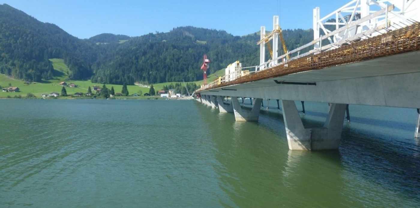 Neubau Steinbachviadukt über den Sihlsee, Automatisches geoidätisches Monitoring der Brückenhälften während dem Pressen beider Brückenhälften, Automatisches Monitoring der Widerlager mitells Wegaufnahemer (Extensometer), Realtime Darstellung der Resultate auf einem Online-Portal