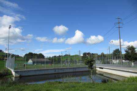 Sport- und Freizeitanlage Erlenmoos Wollerau, Projekt und Bauleitung aller Tiefbau- und Bodenverbesserungsmassnahmen., Statische Berechnung, Ausführungsplanung und Fachbauleitung Mehrzweckgebäude.