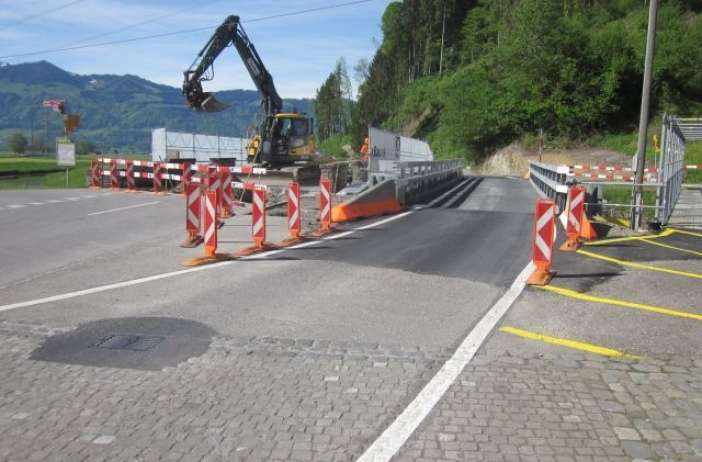 Sanierung Hintergrabenbrücke, 
8856 Tuggen, Sanierung und Ertüchtigung des Bauwerkes. Verkehrsführung einspurig mittels verkehrsabhängig gesteuerter Lichtsignalanlage über eine Notbrücke.