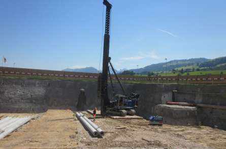 Zentrum Breitenhof, 8852 Altendorf, Projekt und Baukontrolle Tragstruktur in Massivbauweise, Projekt und Bauleitung Baugrubensicherung mit verankerter Rühlwand, Projekt und Bauleitung Pfählungsarbeiten