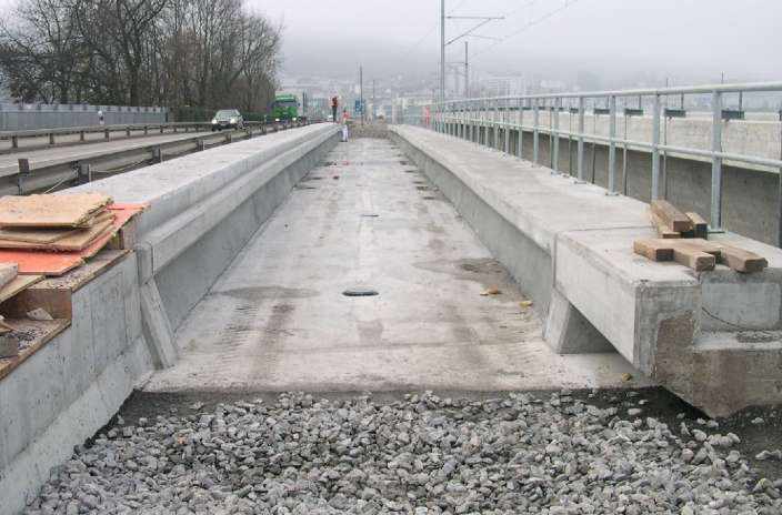 Sanierung der beiden Kanalbrücken Seedammstrasse Hurden, Gesamtprojektleitung. Sanierung und Ertüchtigung der beiden Bauwerke Kantonsstrasse und SOB Brücke. In der 1. Phase wurde das Bauwerk SOB Brücke auf der Unter- und Oberseite vollständig saniert, die Kantonsstrasse nur auf der Unterseite. Planung und Realisierung der 2. Phase. Sanierung der Brückenoberseite der Kantonsstrasse und teilweise Unterseite im Jahr 2015.