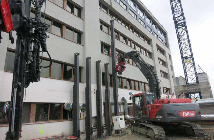 Erweiterung Spital Einsiedeln, Setzungs- und Deformationsmessungen der umliegenden Gebäude, Geodätische Baugrubenüberwachung, Geotechnische Baugrubenüberwachung mittelsmanuellen Inklinometern