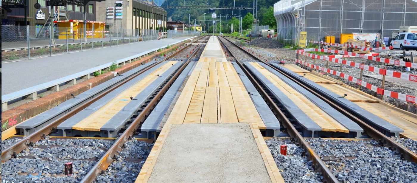 Bahnhofausbau Glarus, Geodätisches Monitoring der Gleisanlage und Liegenschaften der SBB, Automatische Piezometermessungen, Baustellenüberwachung mittels Webcam, Online Visualisierung der Resultate auf www.bauwerke-ueberwachen.ch