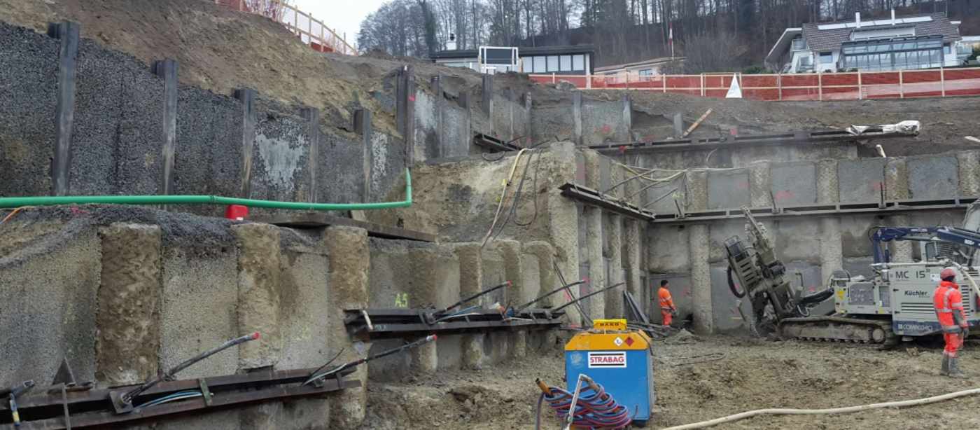 Neubau Terrassa, Herdern, Projekt und Bauleitung Baugrube mit aufgelöster Pfahlwand und Rühlwand