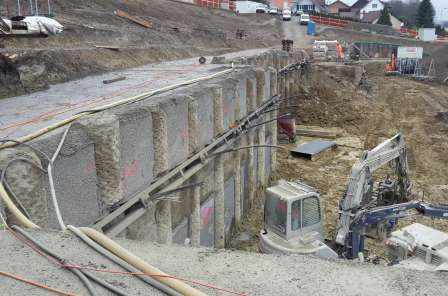 Neubau Terrassa, Herdern, Projekt und Bauleitung Baugrube mit aufgelöster Pfahlwand und Rühlwand