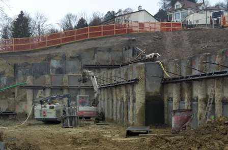 Neubau Terrassa, Herdern, Projekt und Bauleitung Baugrube mit aufgelöster Pfahlwand und Rühlwand