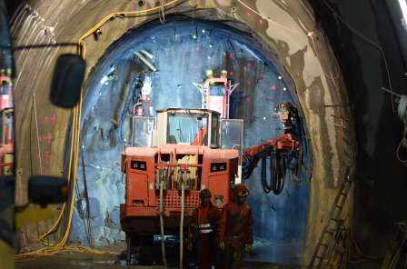 Neubau Albulatunnel, Der Neubau des neuen Albulatunnels geschieht durch gezielte Sprengungen. Dieses Vorgehen kann den in unmittelbarer Nähe bestehenden alten Tunnel gefährden. Mit hohem Messintervall überwacht das automatischen Geomonitoring einen unerwarteten Hohlraumbereich beim Vortrieb des neuen Tunnels, in der es zu gefährlichen Massenbewegungen kommen kann.