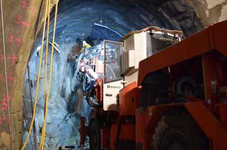 Neubau Albulatunnel, Der Neubau des neuen Albulatunnels geschieht durch gezielte Sprengungen. Dieses Vorgehen kann den in unmittelbarer Nähe bestehenden alten Tunnel gefährden. Mit hohem Messintervall überwacht das automatischen Geomonitoring einen unerwarteten Hohlraumbereich beim Vortrieb des neuen Tunnels, in der es zu gefährlichen Massenbewegungen kommen kann.