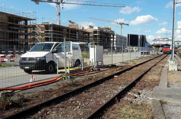 Überbauung Bahnhof Nord, Suhr, PermanenteÜberwachung von 2 Geleise mit 170 Messpunkten und Bauschutzwand. Visualisierungder Resultate online auf www.bauwerke-ueberwachen.ch