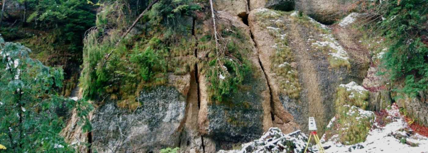 Felssturz Wolfsgrueb, Wald ZH, Installation der Überwachungsanlage am Absturz gefährdeten Felsen, Periodische Folgemessungen, Visualisierung der Resultate auf einem WebPortal