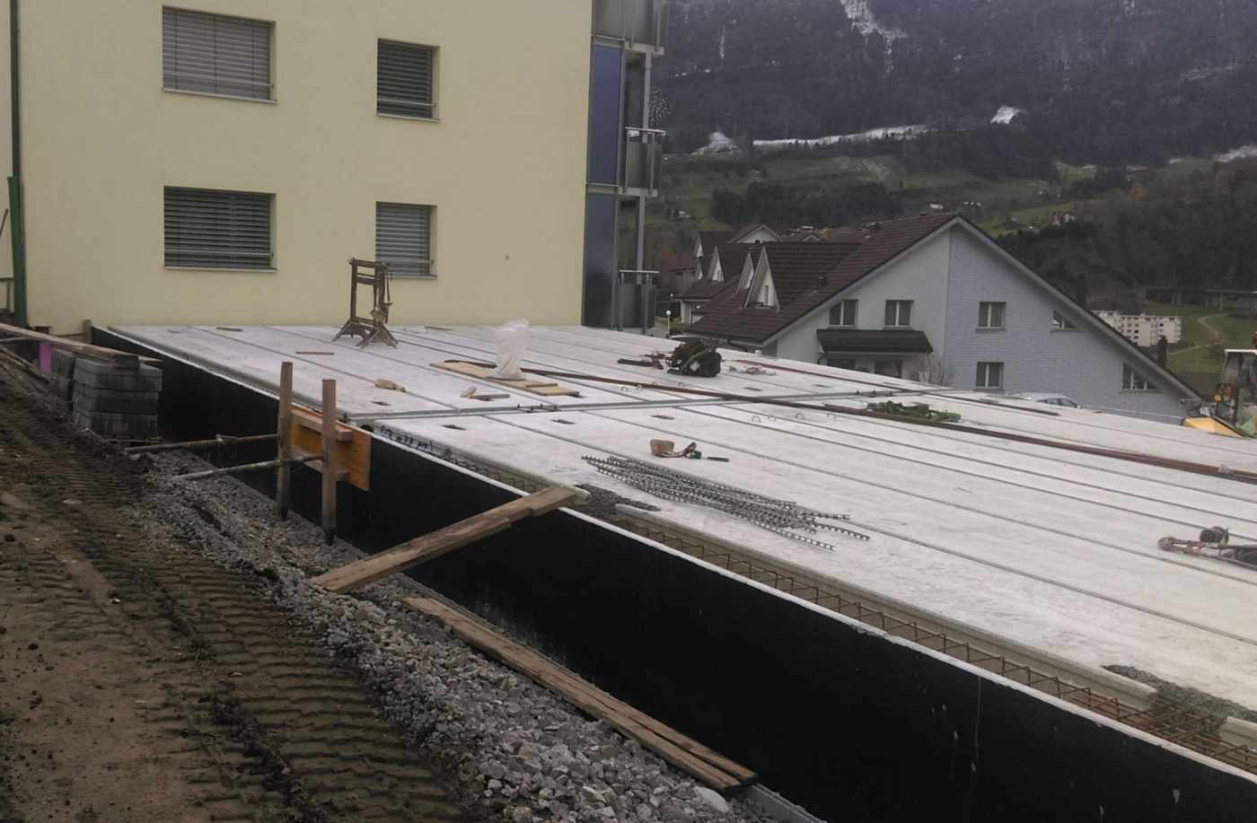 Gedeckter Parkplatz und Warenaufzug, Bergstrasse 9 + 11, 6410 Goldau, Projekt mit Baueingabe und Baukontrolle für Garage, Warenlift und Technikraum, Projekt und Baukontrolle für Baugrube und Baugrubensicherung, Überwachungskonzept und Überwachung der Baugrube nach Auflagen der SBB