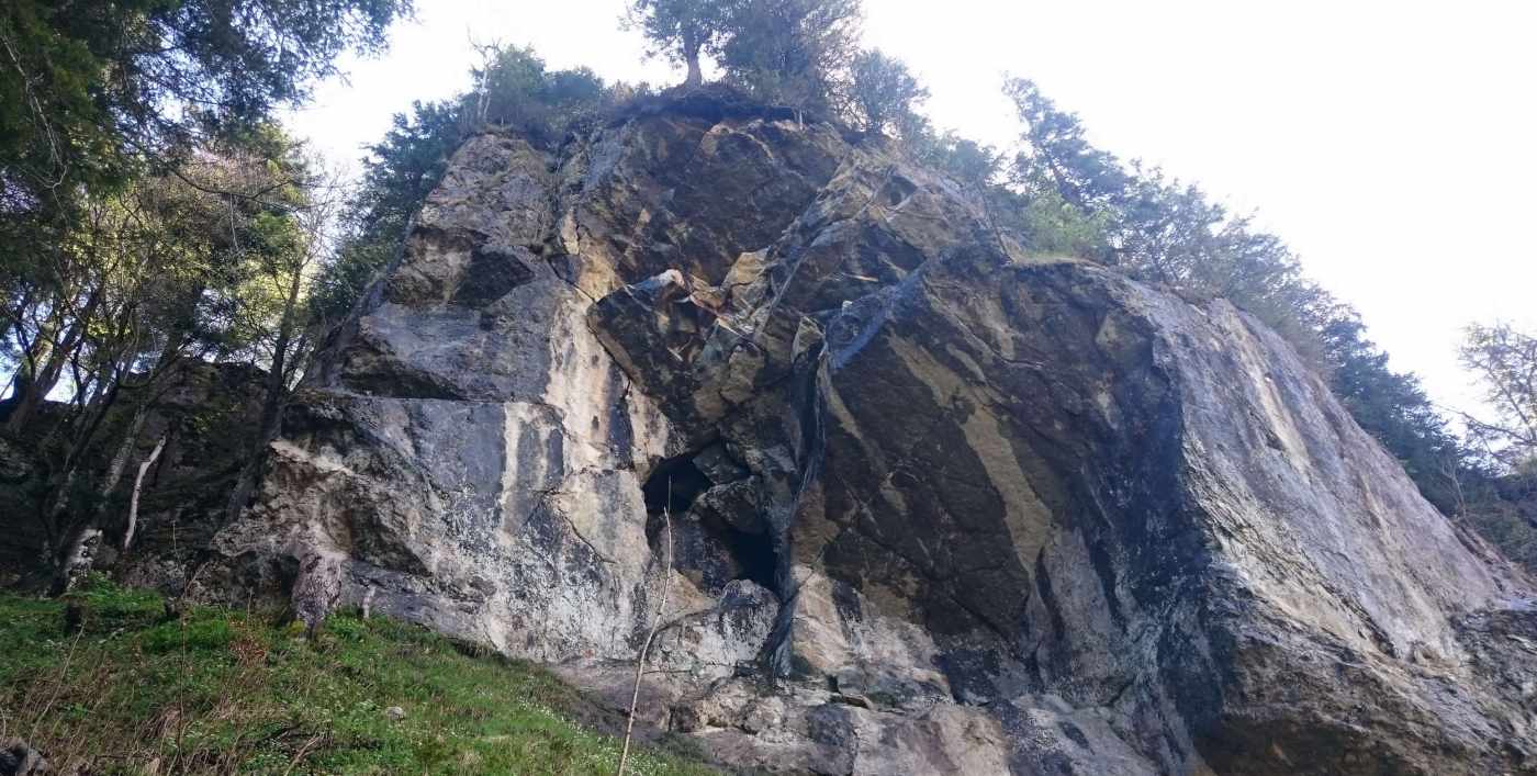 Felskopf Ruostel, Euthal, Die Messpunkte am Felsen wurden mit Beisein eines Bergführers materialisiert., Tachymetrische Deformationsmessung des Felskopfes.