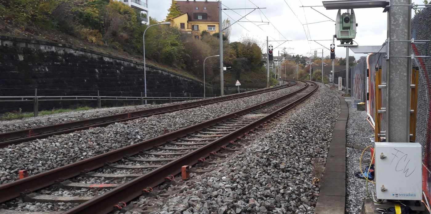 Neubau AKRYLA Seestr. 16, Kilchberg, Automatisches Geomonitoring der SBB Gleisanlage gemäss Regelwerk I-50009, Geodätische Bauwerksüberwachung der Baugrube sowie der angrenzenden Liegenschaften, Automatische Inklinometermessungen, Realtime Visualisierung der Resultate und Dokumenten