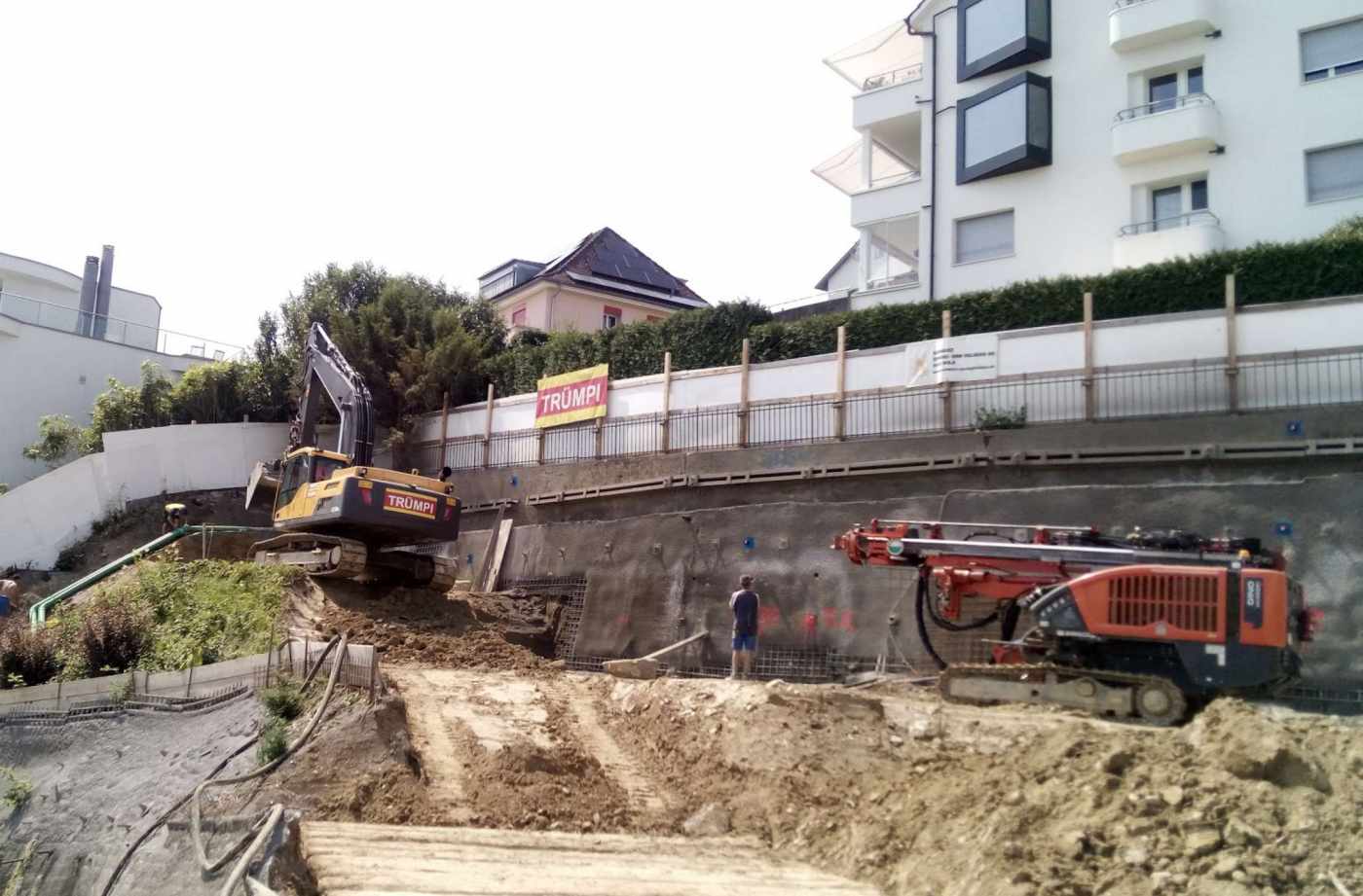 Neubau Hornhaldenstr.1, Kilchberg, Automatisches Geomonitoring der SBB Gleisanlage gemäss Regelwerk I-50009, Geodätische Bauwerksüberwachung der Baugrube sowie der angrenzenden Liegenschaften, Erschütterungsmessungen (Geophone), Automatische Inklinometermessungen