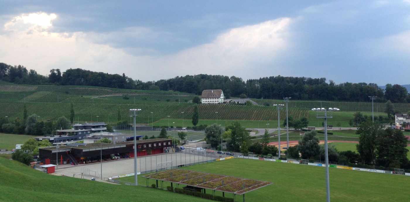 Sportanlage Chrummen, 8807 Freienbach, Gesamtprojektleitung Sportanlage, Projekt und Bauleitung aller Tiefbauarbeiten, Projekt und Bauleitung sämtlicher Umgebungsbauwerke, Projekt und Bauleitung Bodenplatte und Fundation des Garderobengebäudes, Bauleitung Sportanlagen