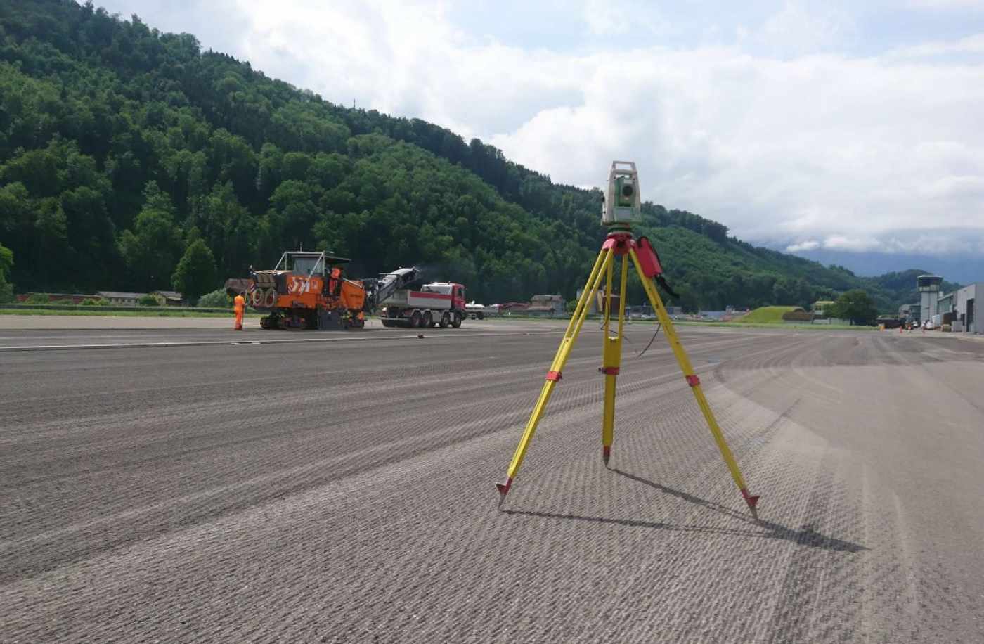 Steuerung Flugplatz Alpnach, 3D-Datenaufbereitung der Projektdaten, 3D-Maschinensteuerung der Grossfräse W2200
