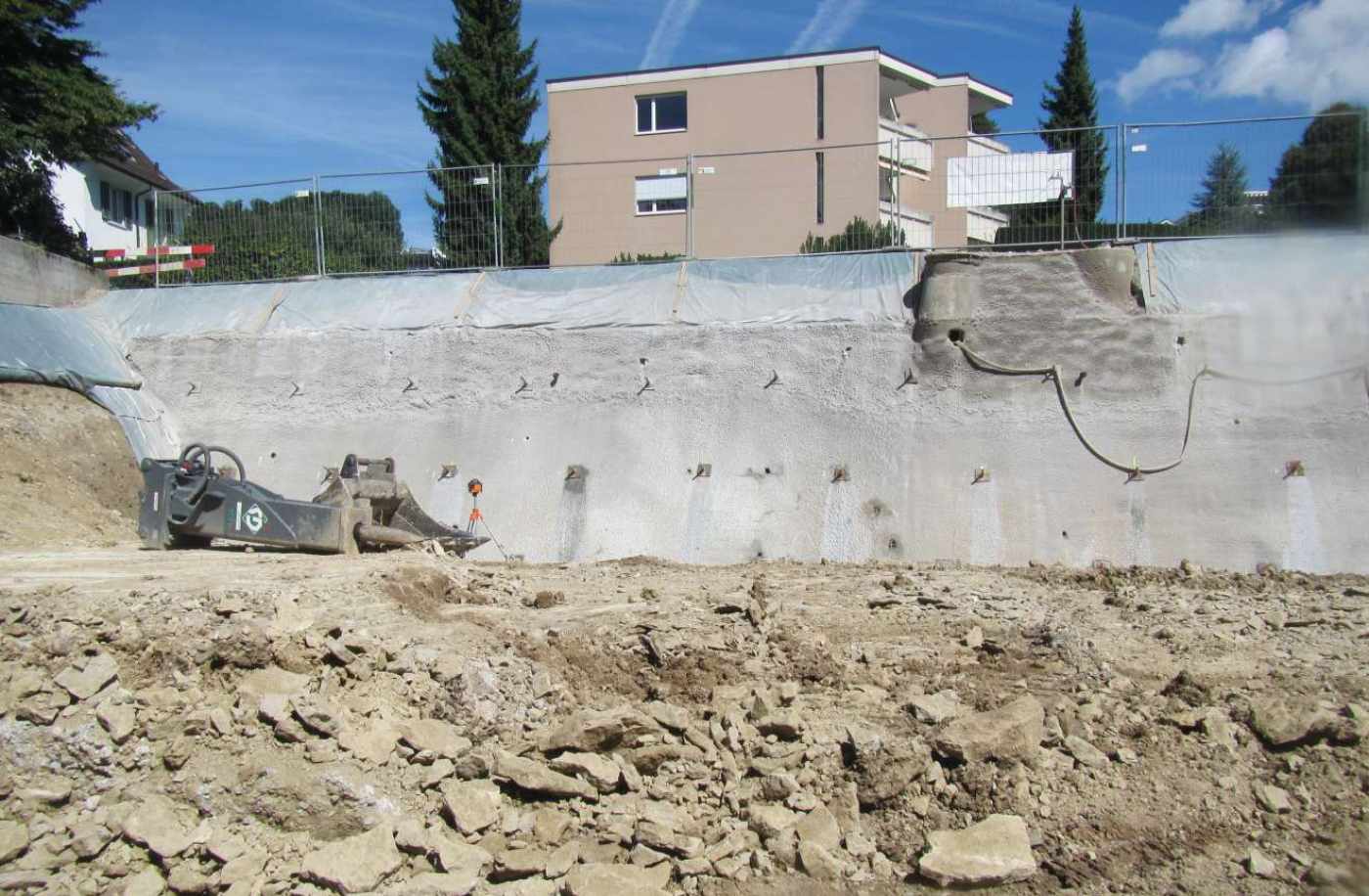 Neubau MFH Humrigenstrasse 66, Herrliberg, Projekt und Baukontrollen Tragstruktur in Massivbauweise, Projekt und Baukontrollen Baugrubensicherung, Statik Umgebungsmauern mit Steinkörben, Projekt Pergola Parkplatz in Stahlbau