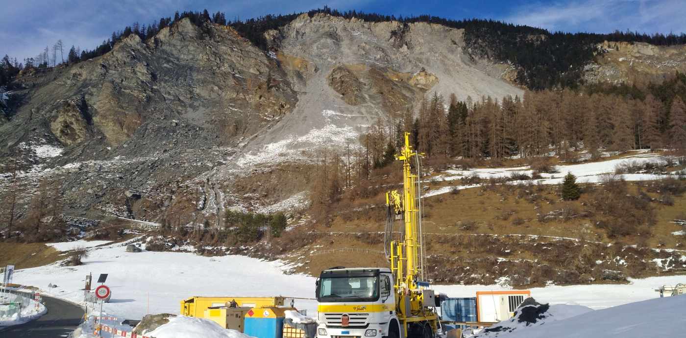 Rutschung Brienz/Brinzauls GR, 1x Porenwasserdruckgeber bei 170m,,170m Inklinometerrohre RC70,,Einbau mit Glasfaser-Instrumentierung