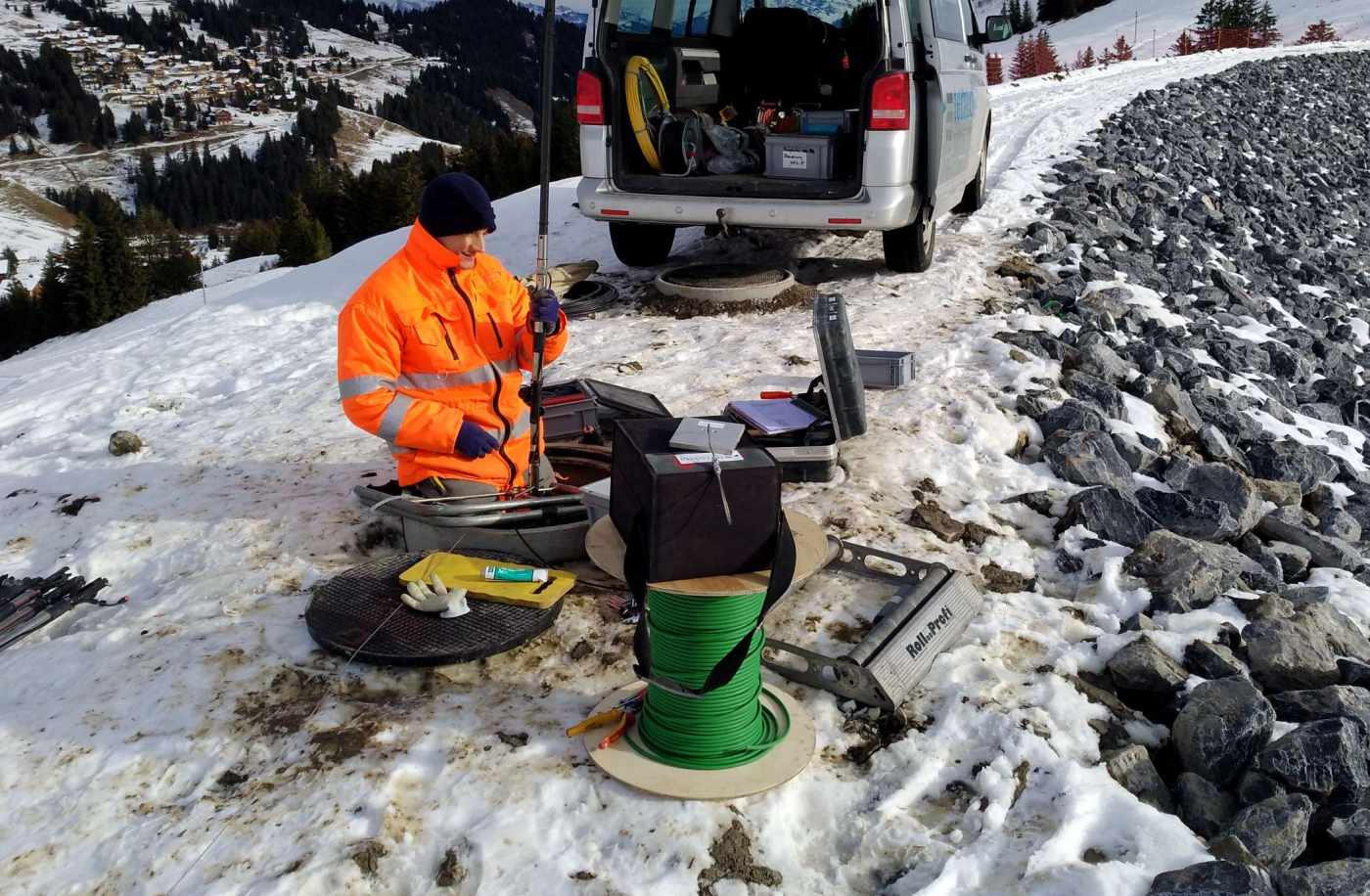 Retenue Collinaire (Stausee)
Télé Champéry-Crosets (VS), Instrumentierung:,,3x Inplace-Inklinometer im Damm, Tiefe 20-32m,,3x Pegelsonden im Damm,,1x Sonde für Wasserstand,,1x Datalogger, Dauerüberwachung mit Alarm