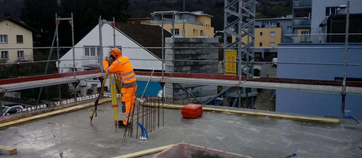 Neubau MFH Schulweg 1, Siebnen, Erfassung Grundlagedaten (DGM), Erstellung Baugespann, Kontrolle gewachsenes Terrain, Achsabsteckung, Protokollierung für die Baubewilligungsbehörde.