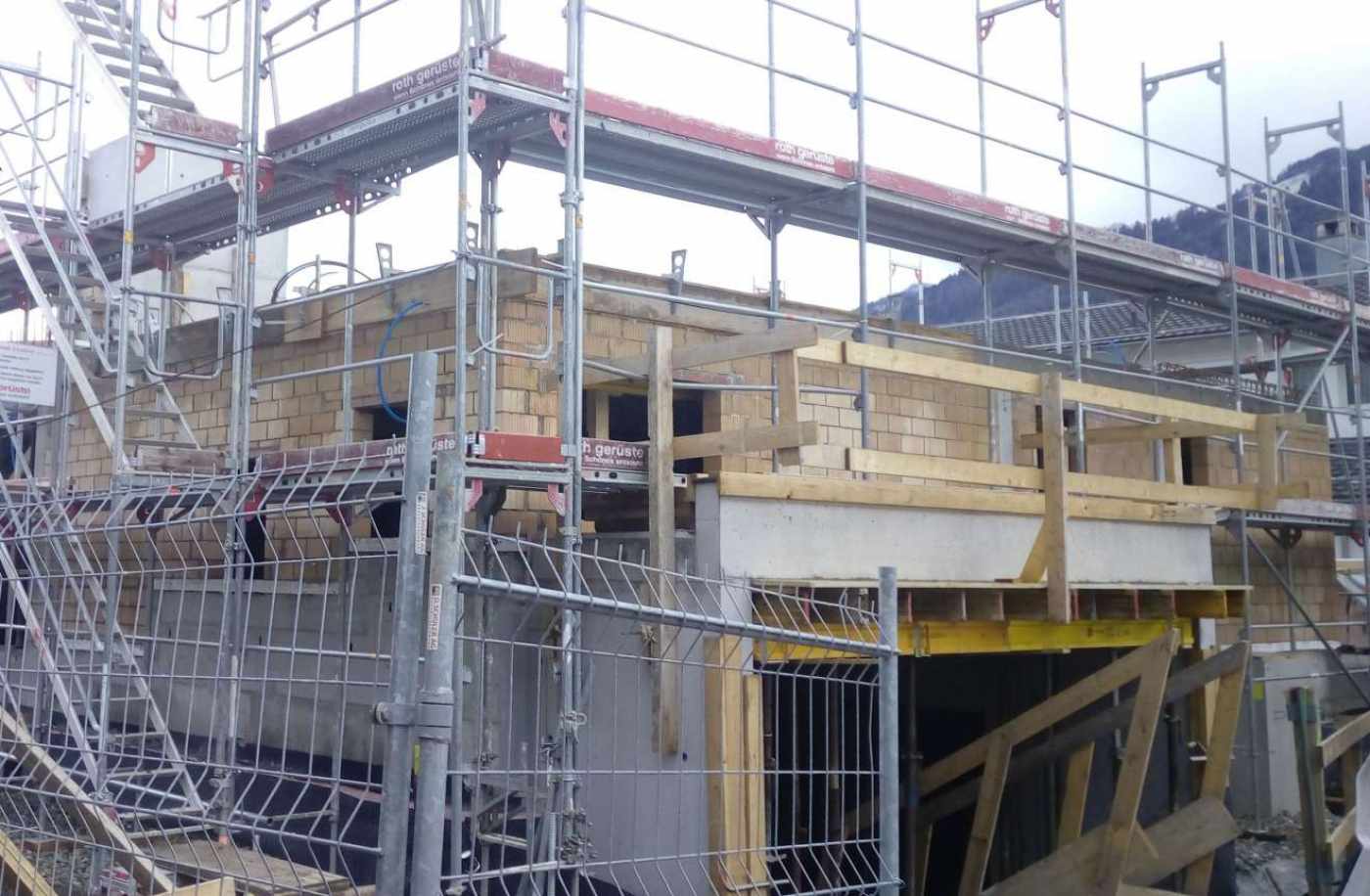 Neubau MFH Schulweg 1, Siebnen, Erfassung Grundlagedaten (DGM), Erstellung Baugespann, Kontrolle gewachsenes Terrain, Achsabsteckung, Protokollierung für die Baubewilligungsbehörde.