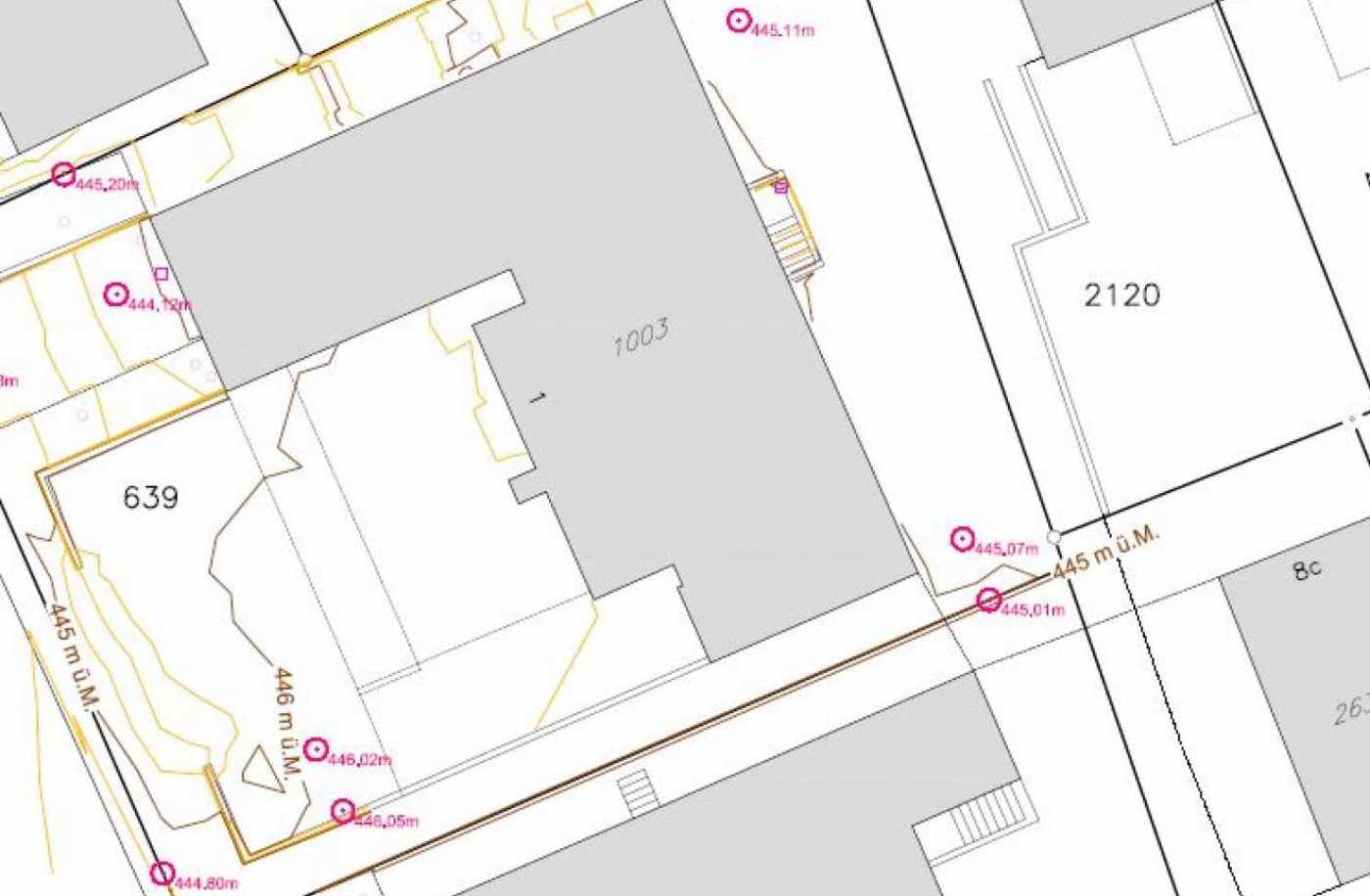 Neubau MFH Schulweg 1, Siebnen, Erfassung Grundlagedaten (DGM), Erstellung Baugespann, Kontrolle gewachsenes Terrain, Achsabsteckung, Protokollierung für die Baubewilligungsbehörde.