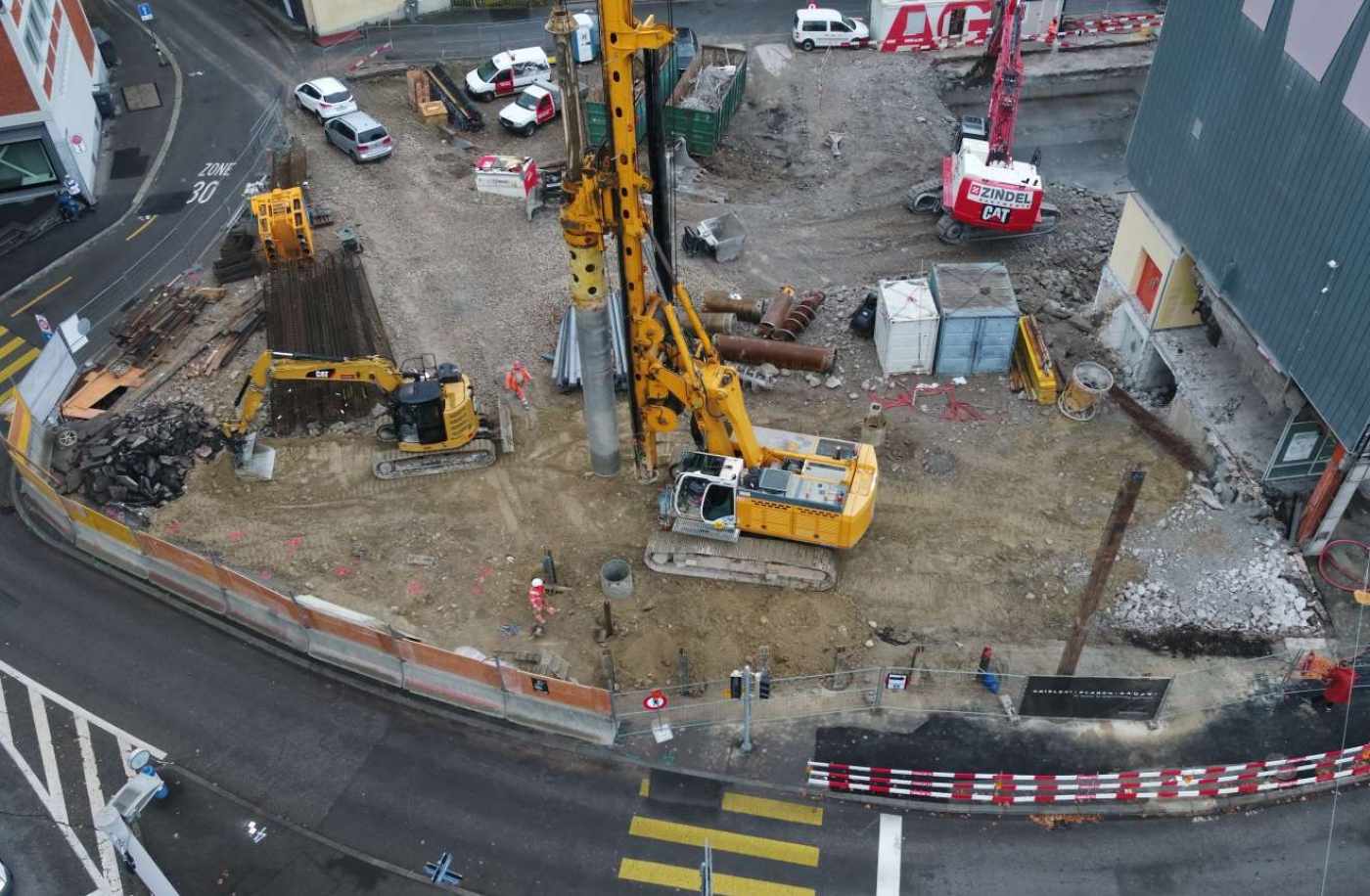 Ersatzneubau Migros Kreuzplatz Zürich, Automatische Überwachung mit Totalstationen, Inklinometer, Kraftmessdosen Erschütterungssensoren von: SBB Tunnel, Baugrube, Umgebung. Visualisierung auf Web Portal inkl. Alarmierung, Rissaufnahmen an Gebäuden/Belägen, Datenaufbereitung für Unternehmung, Baukontrolle mittels Drohnenbefliegung, Baubegleitende Vermessung