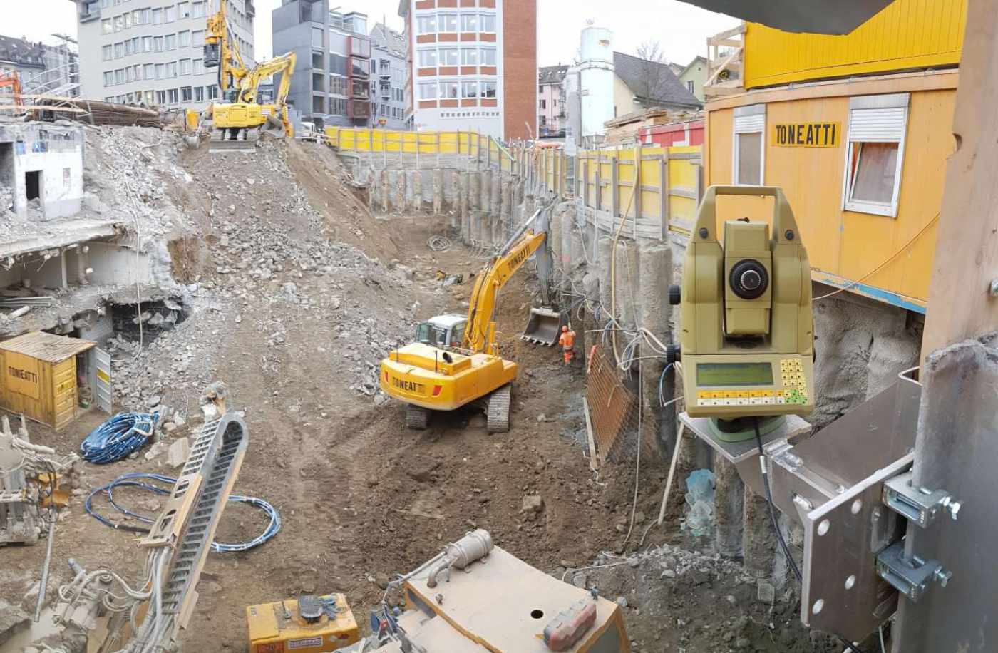 Ersatzneubau Migros Kreuzplatz Zürich, Automatische Überwachung mit Totalstationen, Inklinometer, Kraftmessdosen Erschütterungssensoren von: SBB Tunnel, Baugrube, Umgebung. Visualisierung auf Web Portal inkl. Alarmierung, Rissaufnahmen an Gebäuden/Belägen, Datenaufbereitung für Unternehmung, Baukontrolle mittels Drohnenbefliegung, Baubegleitende Vermessung