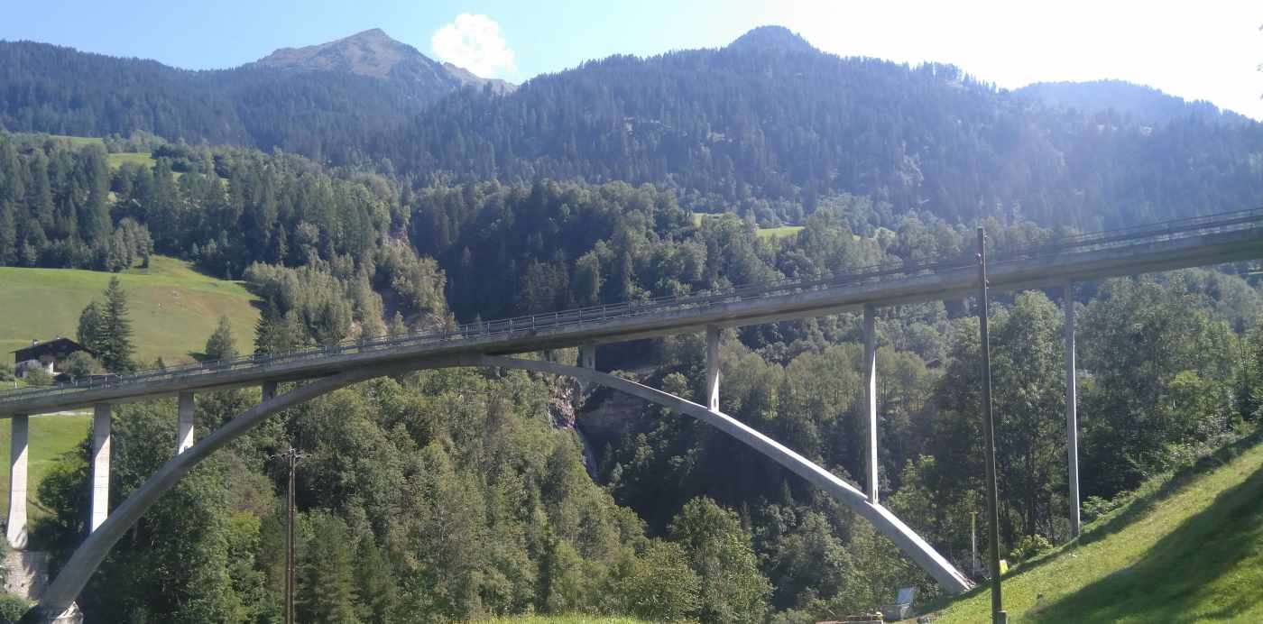 Valserrheinbrücke, Lumnezia GR, Eine senkrechte und eine schräge (55°) Bohrung von je 20m Länge,,, Optischer (OPTV) und akustischer (BHTV) Bohrlochscanner,,, INKREX Setzungssystem, (Inklinometer und Setzung)