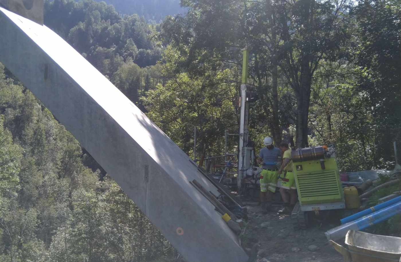 Valserrheinbrücke, Lumnezia GR, Eine senkrechte und eine schräge (55°) Bohrung von je 20m Länge,,, Optischer (OPTV) und akustischer (BHTV) Bohrlochscanner,,, INKREX Setzungssystem, (Inklinometer und Setzung)