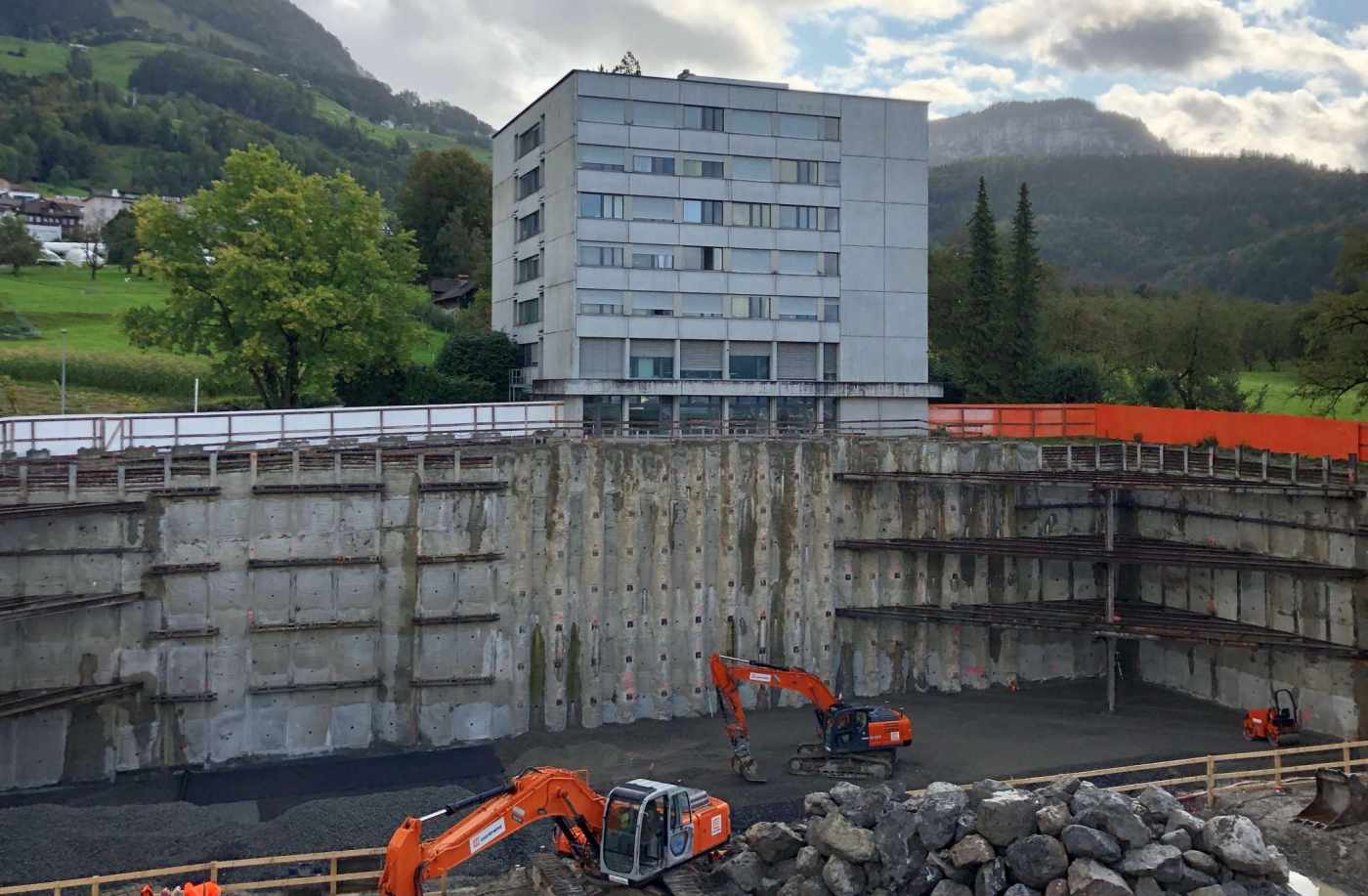 Arealentwicklung Spital Schwyz, Grundlagenerfassung/3D-Modell, Bestandesaufnahmen/Rissprotokolle, Bauvermessung, Geodätische Bauwerksüberwachungen, Geotechnische Baugrubenüberwachung, Baudienstleistungen (3D-Maschinensteuerungen, Datenaufbereitung, Baufixpunkte, usw.)