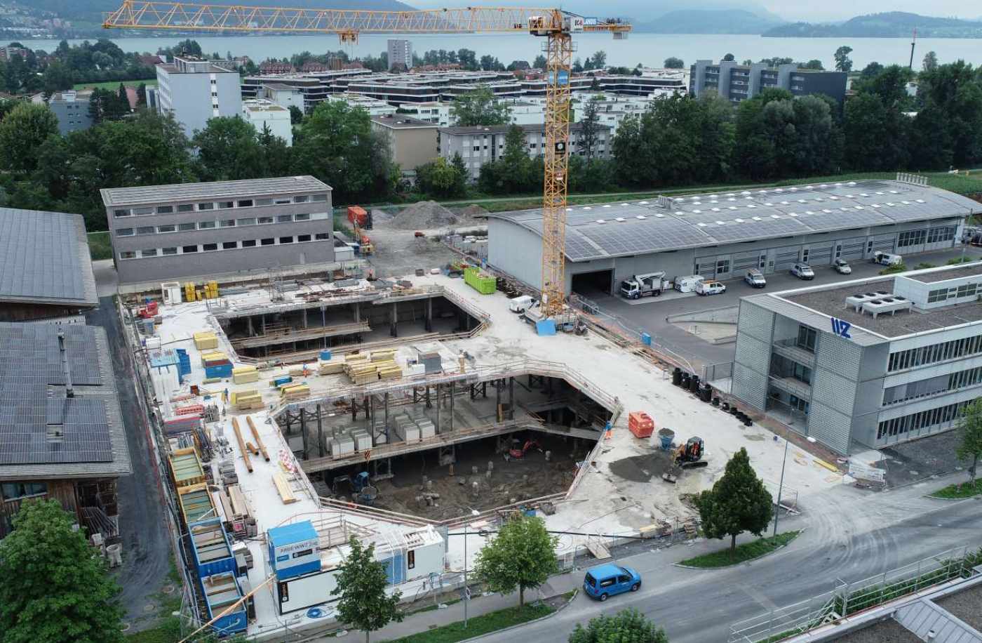 Neubau WWZ, Chollerstrasse, Zug, Bestandesaufnahmen/Rissprotokolle,,Setzungsmessungen,,Geodätische Baugrubenüberwachung, Geotechnische Baugrubenüberwachung,,Erschütterungsmessungen,,Baubegleitende Vermessungsarbeiten