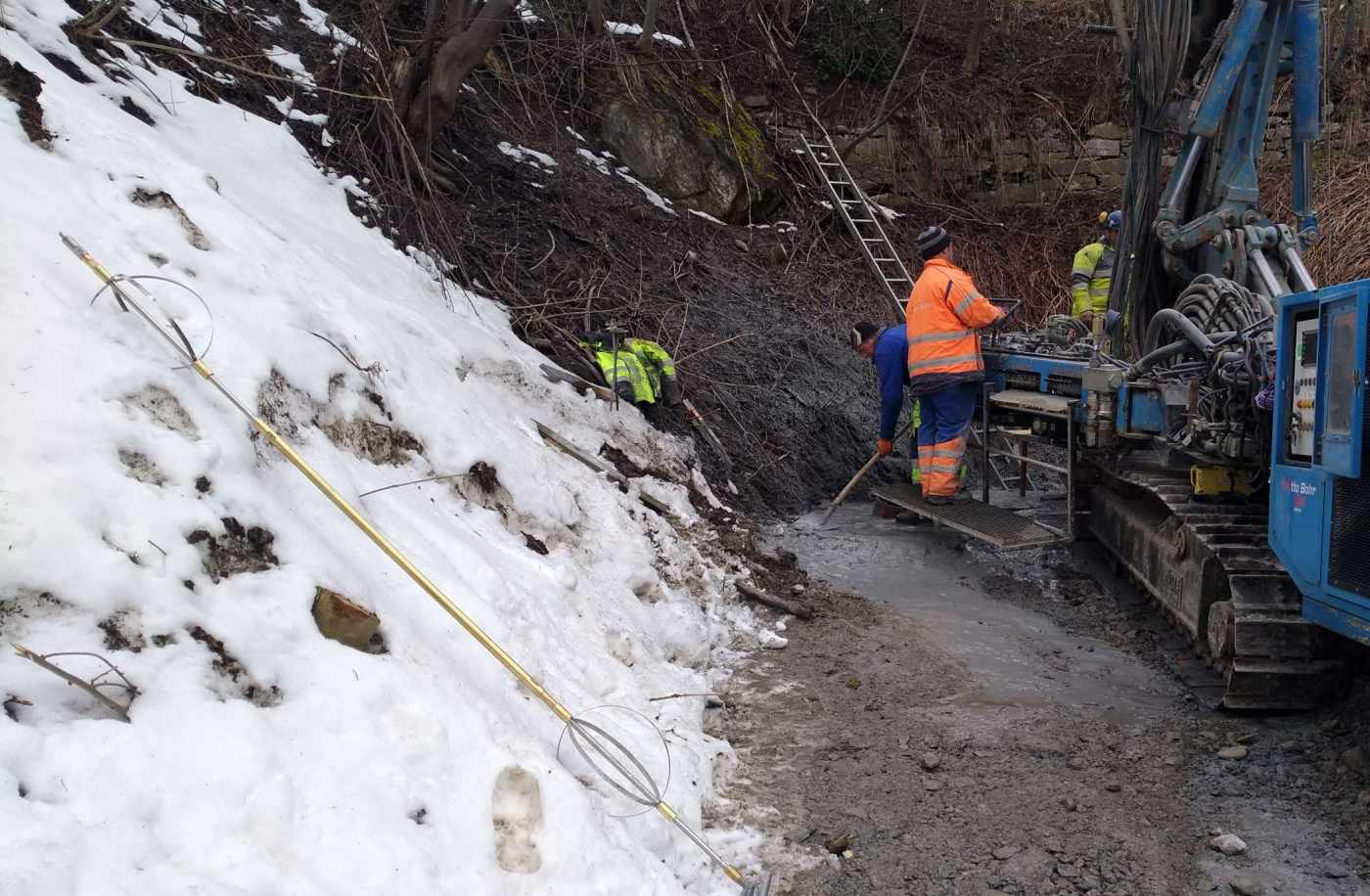 Wärmegewinnung Karstwasser Tunnel Flimserstein, Flims GR, 2 Bohrungen à ca 25m,,Bohrlochvermessung mit dem Gyro, Messungen in der Verrohrung in Etappen, 0-5m, 0-12m, 0-22m