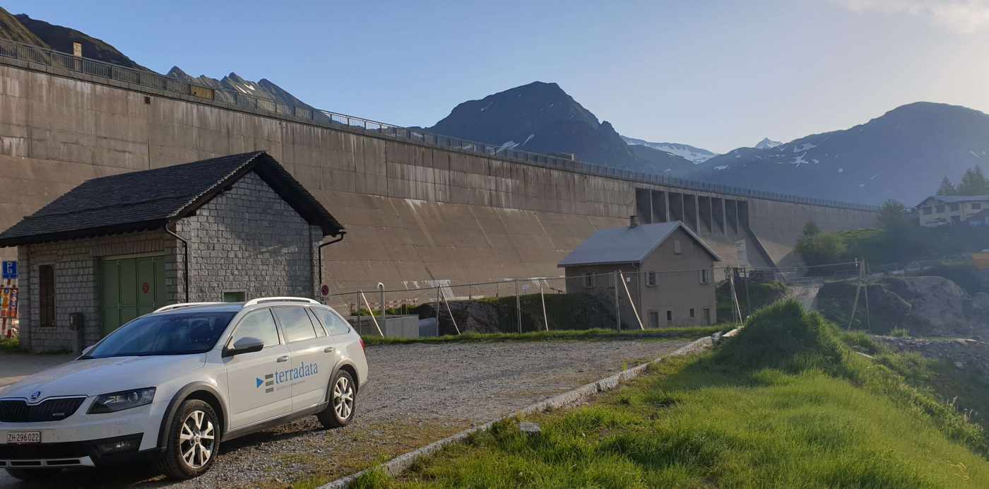 Staumauer Lago Ritom, oberhalb Quinto Ti, 2 destruktive Bohrungen unter der Staumauer, Seeseite, Bohrung 1:, 20m, horizontal schräg nach unten, Schwenkkopfkamera und akustischer Scanner, Bohrung 2:, 50m, horizontal schräg nach oben, Optischer, akustischer Scanner und Schwenkkopfkamera