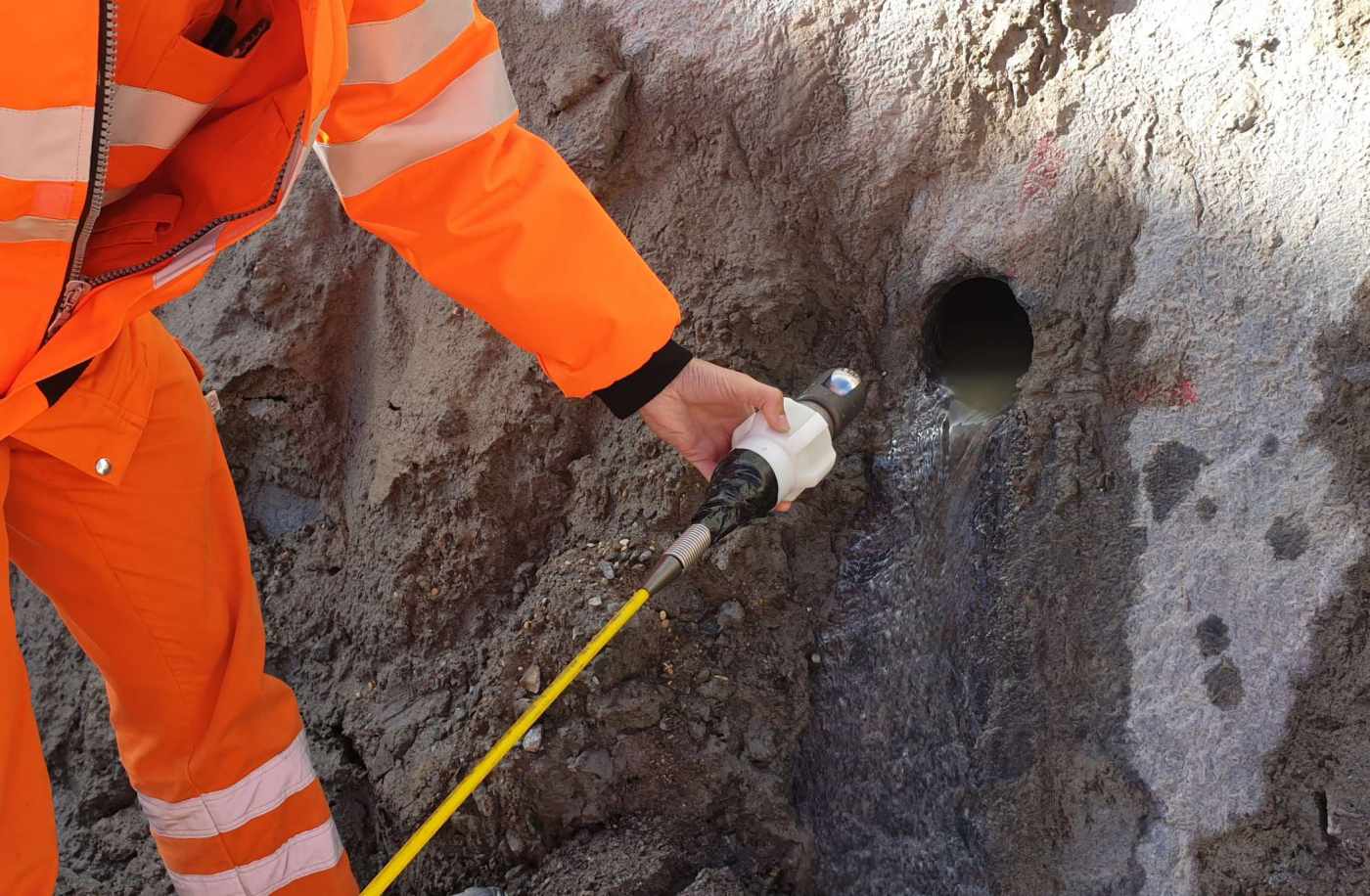 Staumauer Lago Ritom, oberhalb Quinto Ti, 2 destruktive Bohrungen unter der Staumauer, Seeseite, Bohrung 1:, 20m, horizontal schräg nach unten, Schwenkkopfkamera und akustischer Scanner, Bohrung 2:, 50m, horizontal schräg nach oben, Optischer, akustischer Scanner und Schwenkkopfkamera