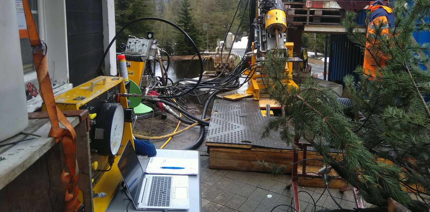 Sondierbohrung Aarmassiv OB2 
Tiefe 350m, 40° schräg, Oberwald VS, Bohrung 01:,,Optischer Bohrlochscanner, Akustischer Bohrlochscanner, Flowmeter mit Leitfähigkeit, Temperatur, Gamma, Fullwave Sonic (E-Modul- Berechnung), Dilatometermessungen, Porenwasserdruckgeber, Datalogger