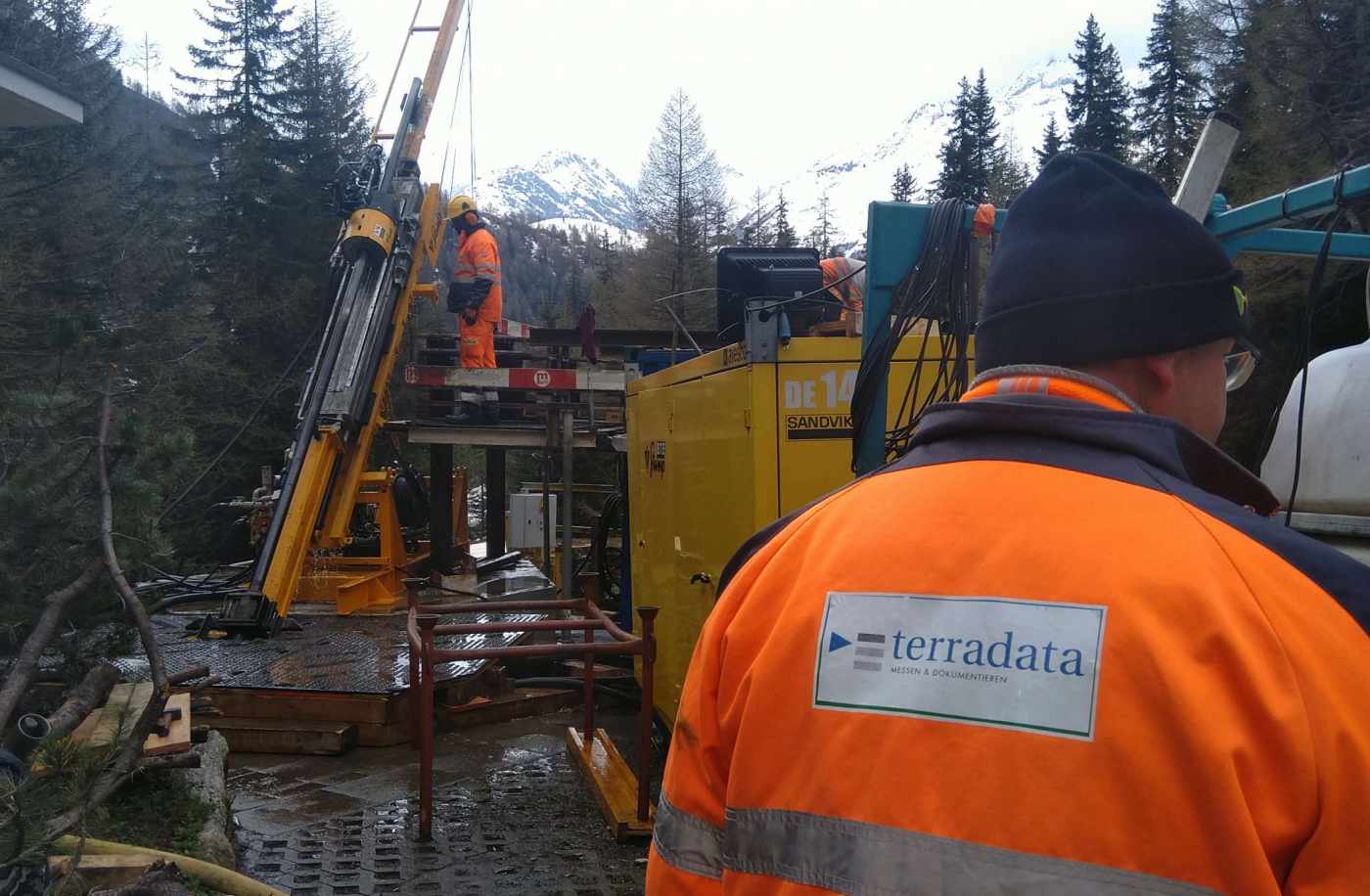 Sondierbohrung Aarmassiv OB2 
Tiefe 350m, 40° schräg, Oberwald VS, Bohrung 01:,,Optischer Bohrlochscanner, Akustischer Bohrlochscanner, Flowmeter mit Leitfähigkeit, Temperatur, Gamma, Fullwave Sonic (E-Modul- Berechnung), Dilatometermessungen, Porenwasserdruckgeber, Datalogger