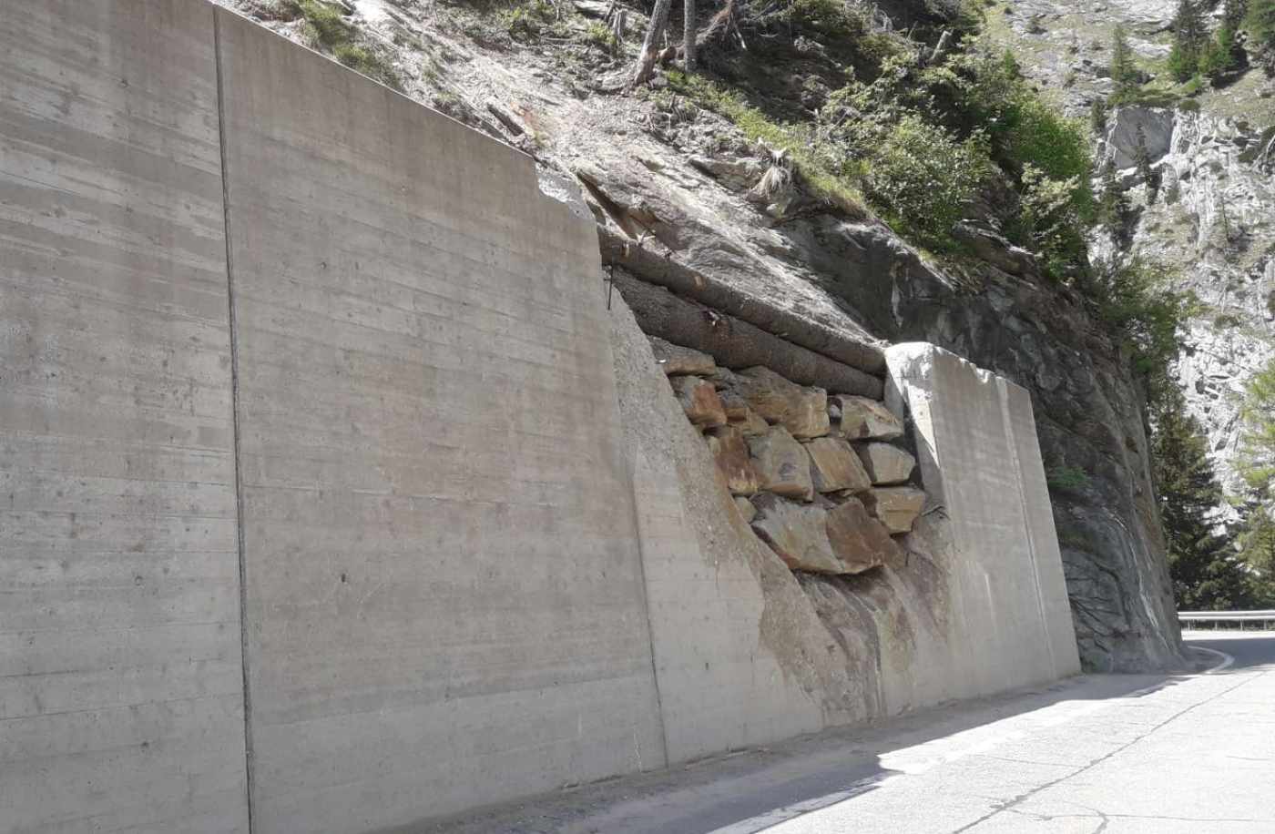 Felssturz Starlera, Innerferrera-Avers, GR, Installation von 6 Telejointgeber (Längen: 300 bis 600mm), Mit Funksender.,,Datenlogger/Funkempfänger beim 200m entfernten Tunnelportal Starlera, Messintervall 20min, stündliche Übertragung auf FTP-Server