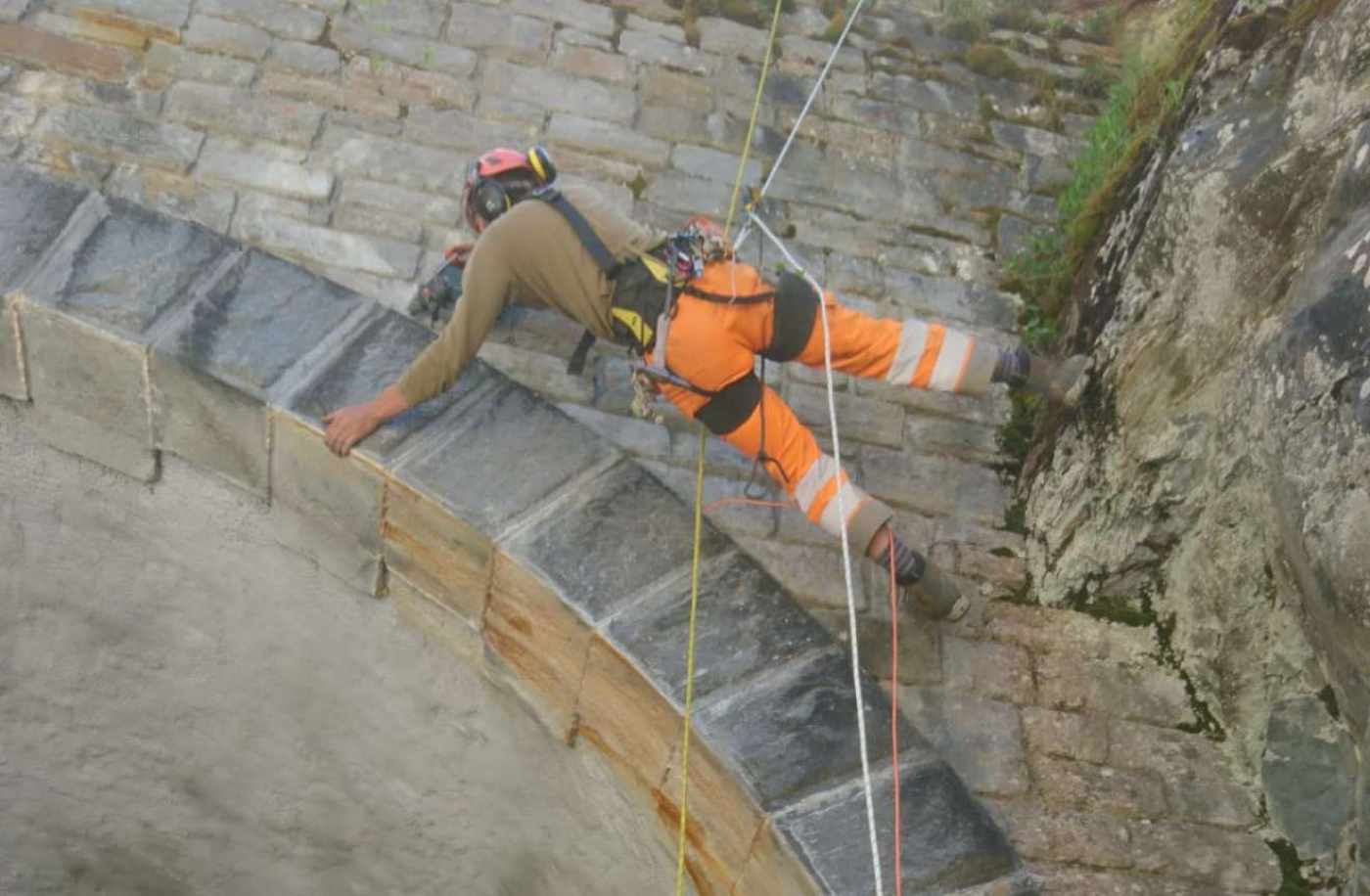 Felssturz Starlera, Innerferrera-Avers, GR, Installation von 6 Telejointgeber (Längen: 300 bis 600mm), Mit Funksender.,,Datenlogger/Funkempfänger beim 200m entfernten Tunnelportal Starlera, Messintervall 20min, stündliche Übertragung auf FTP-Server