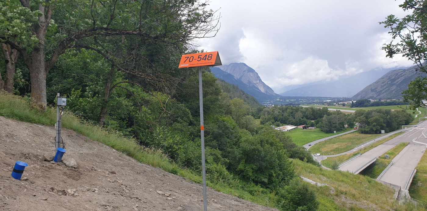 A9 Tunnel Riedberg, Gampel VS, Überwachung hydrogeologische Verhältnisse, 2x schräge Bohrungen über 70m mit je 4 Porenwasserdruckgebern (heavy duty) und separatem Datalogger.,,1x Inklinometer, schräg, 66m kombiniert mit einem CSM System für Langzeitüberwachung