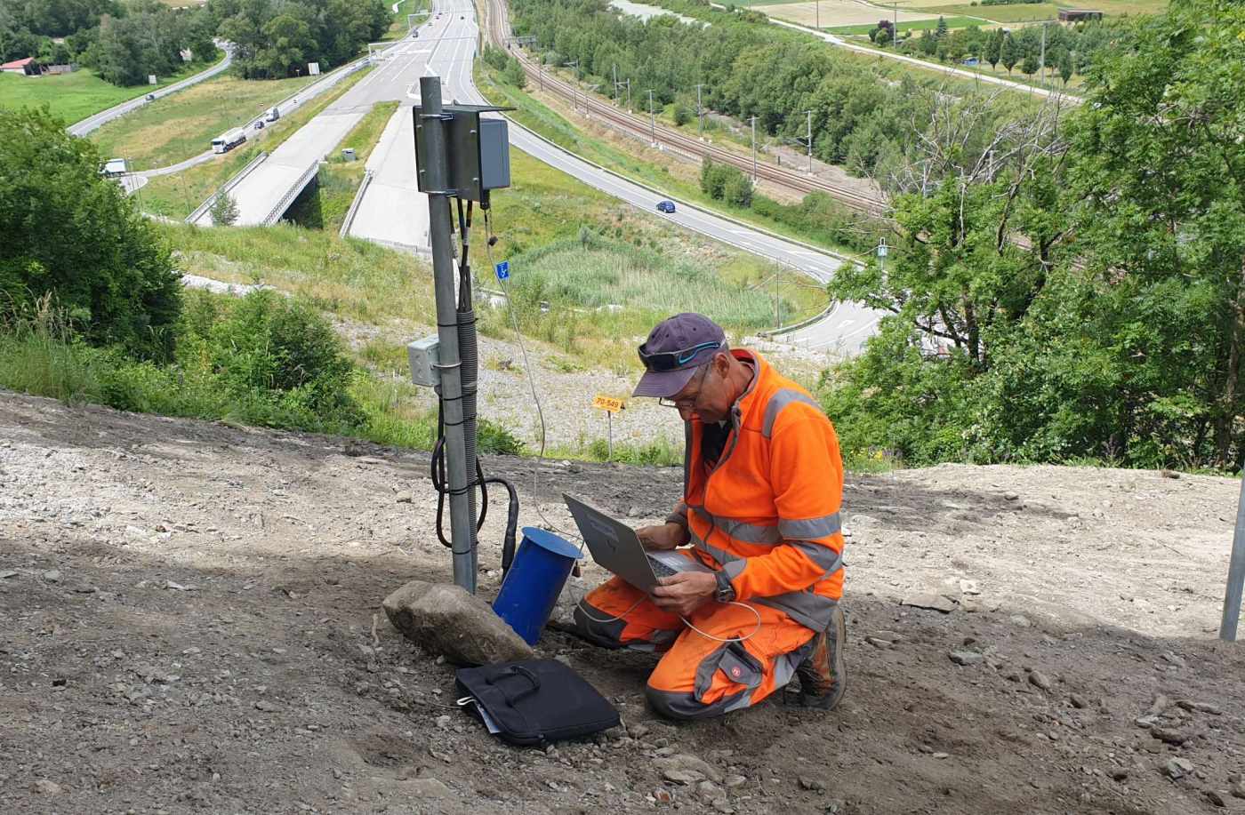 A9 Tunnel Riedberg, Gampel VS, Überwachung hydrogeologische Verhältnisse, 2x schräge Bohrungen über 70m mit je 4 Porenwasserdruckgebern (heavy duty) und separatem Datalogger.,,1x Inklinometer, schräg, 66m kombiniert mit einem CSM System für Langzeitüberwachung