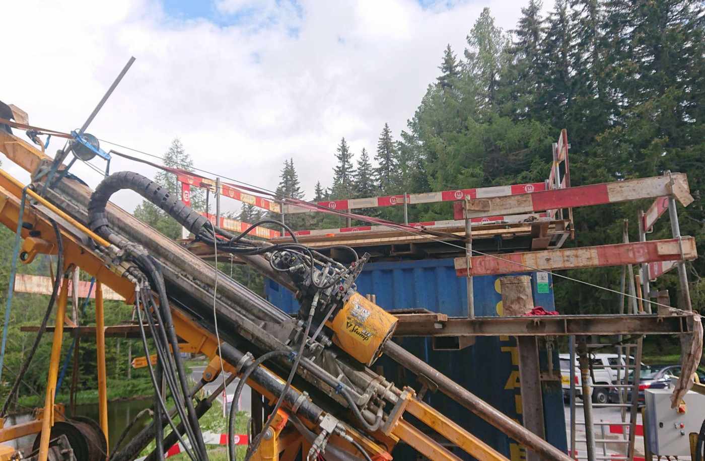 Sondierbohrung Aarmassiv OB1
Tiefe 376m, 57° schräg, Oberwald VS
Bohrlochgeophysik und neue Gyro-Sonde, Bohrlochvermessung mit Gyro-Sonde,,Optischer Bohrlochscanner,,Flowmeter mit Leitfähigkeit, Temperatur und Gamma,,Fullwave Sonic (E-Modul Berechnung),,4 Dilatometermessungen bis 343m