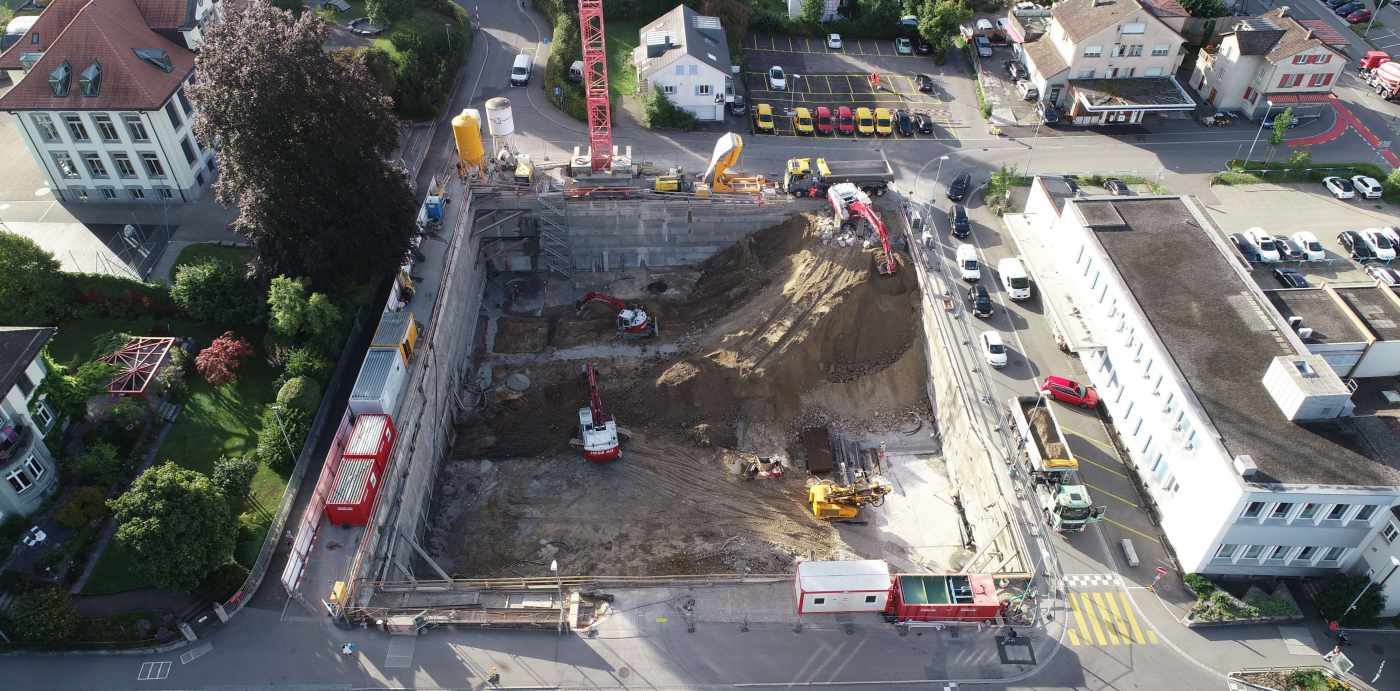 Hauptsitz Bank Avera, Wetzikon, Baufixpunktnetz, Geodätische Baugrubenüberwachung, Beweissicherung Nachbarliegenschaften, 3D-Maschinensteuerung, Erfassung der Aushubkubaturen