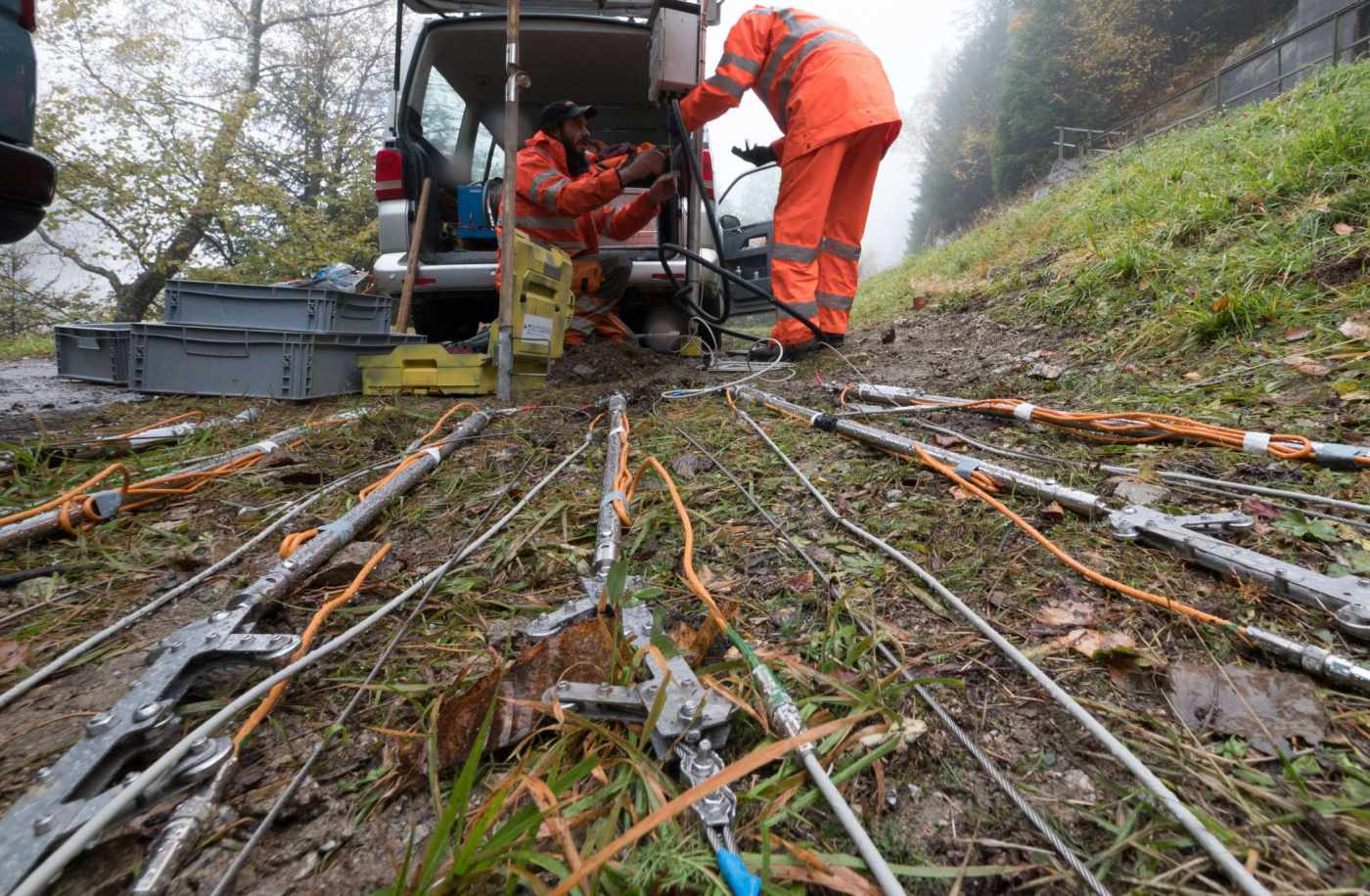 Centrale Rasoira: manuelles/autom. Inklinometer & Inkrex, Malvaglia TI, Bohrung à 90m vertikal mit Inkrex-Rohr für Inklinometer- und Setzungs-Messungen,,6x Inplace-Inklinometer mit Basislänge 1m, zwischen 2m und 77m,,Datalogger mit Solaranlage und Fernübertragung,,WebPortal