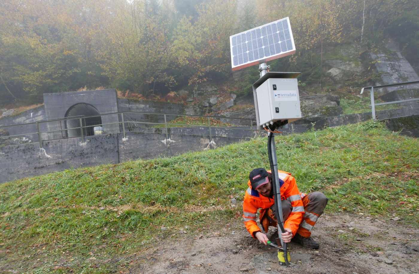 Centrale Rasoira: manuelles/autom. Inklinometer & Inkrex, Malvaglia TI, Bohrung à 90m vertikal mit Inkrex-Rohr für Inklinometer- und Setzungs-Messungen,,6x Inplace-Inklinometer mit Basislänge 1m, zwischen 2m und 77m,,Datalogger mit Solaranlage und Fernübertragung,,WebPortal