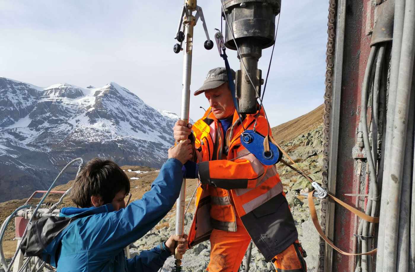 Cabane de Chanrion, 2460m, Val de Bagnes, VS, 5x Bohrungen vertikal 170m, resp. 27m tief,,Transport per Helikopter ab Le Châble (Bonatchiesse)