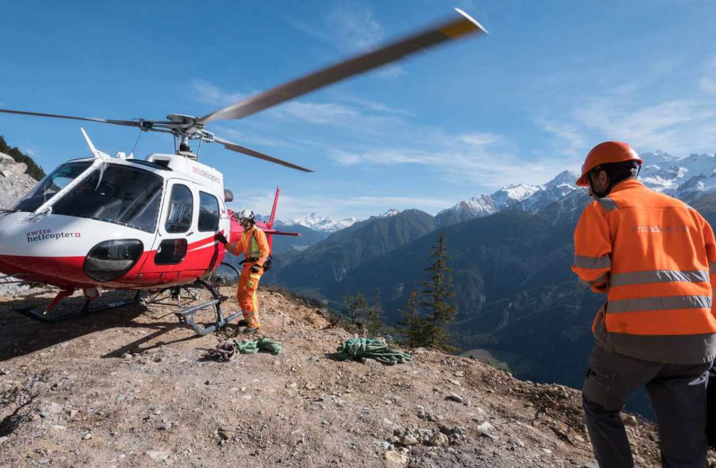 Rutschung Brienz/Brinzauls GR, Sondierbohrung KB11, Einbau Instrumentierung und Messungen, 234m Inklinometerrohr RC 70,,1 Stk Porenwasserdruckgeber mit Datalogger,,Bohrlochscanner in kurzen Abschnitten auf der ganzen Länge im Schutz der Verrohrung, weil die Bohrlochwand nicht standfest ist.