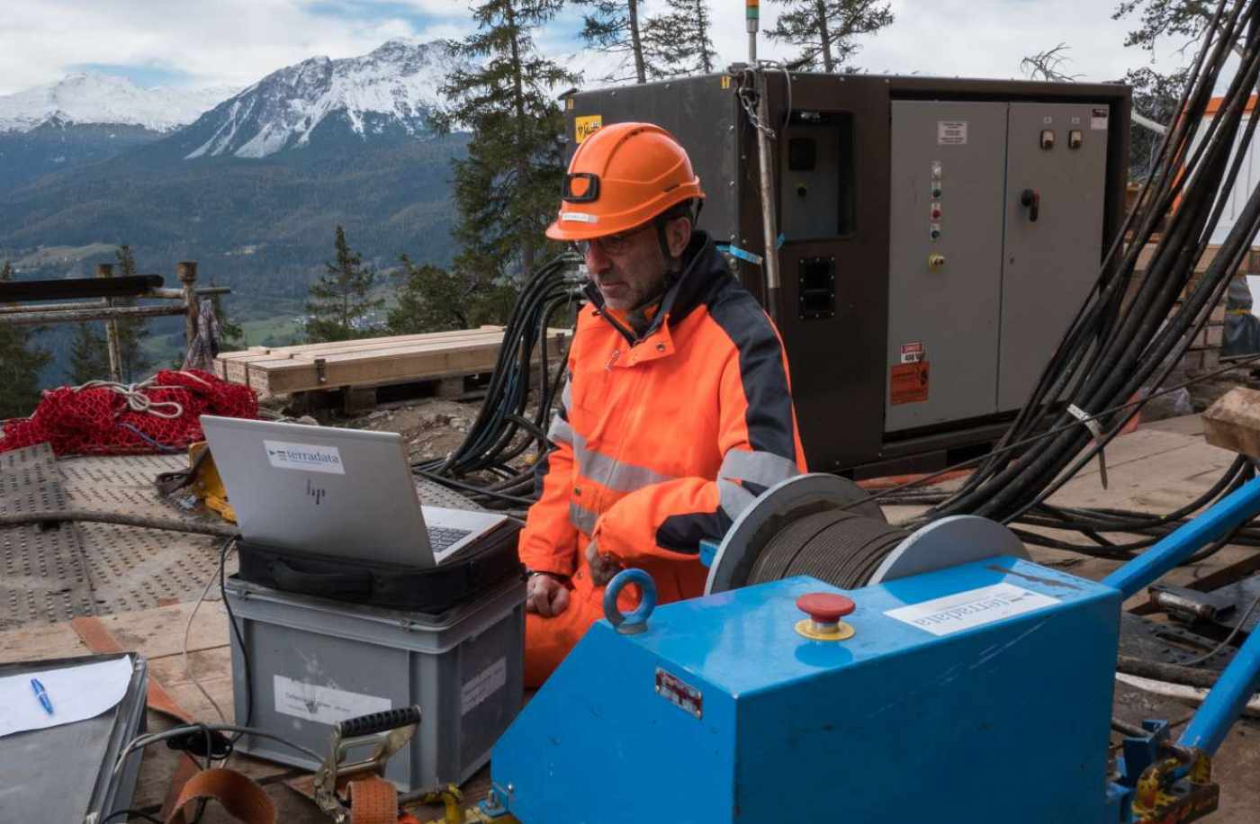 Rutschung Brienz/Brinzauls GR, Sondierbohrung KB11, Einbau Instrumentierung und Messungen, 234m Inklinometerrohr RC 70,,1 Stk Porenwasserdruckgeber mit Datalogger,,Bohrlochscanner in kurzen Abschnitten auf der ganzen Länge im Schutz der Verrohrung, weil die Bohrlochwand nicht standfest ist.