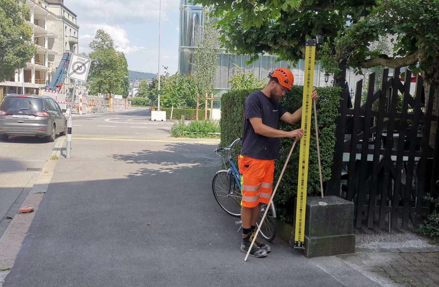 Swiss Re Lake, Neubau, Zürich, Installation und autom. Messung von:, >11 Ketteninklinometern (176 Stk.), >60 Piezometer & 26 Pumpensensoren, >60 Dehnmessstreifen für Kraftmessung, > 5 Erschütterungs- & 3 Lärmsensoren, > 1 Tachymeter, Betrieb TEDAMOS Web & Alarmierung