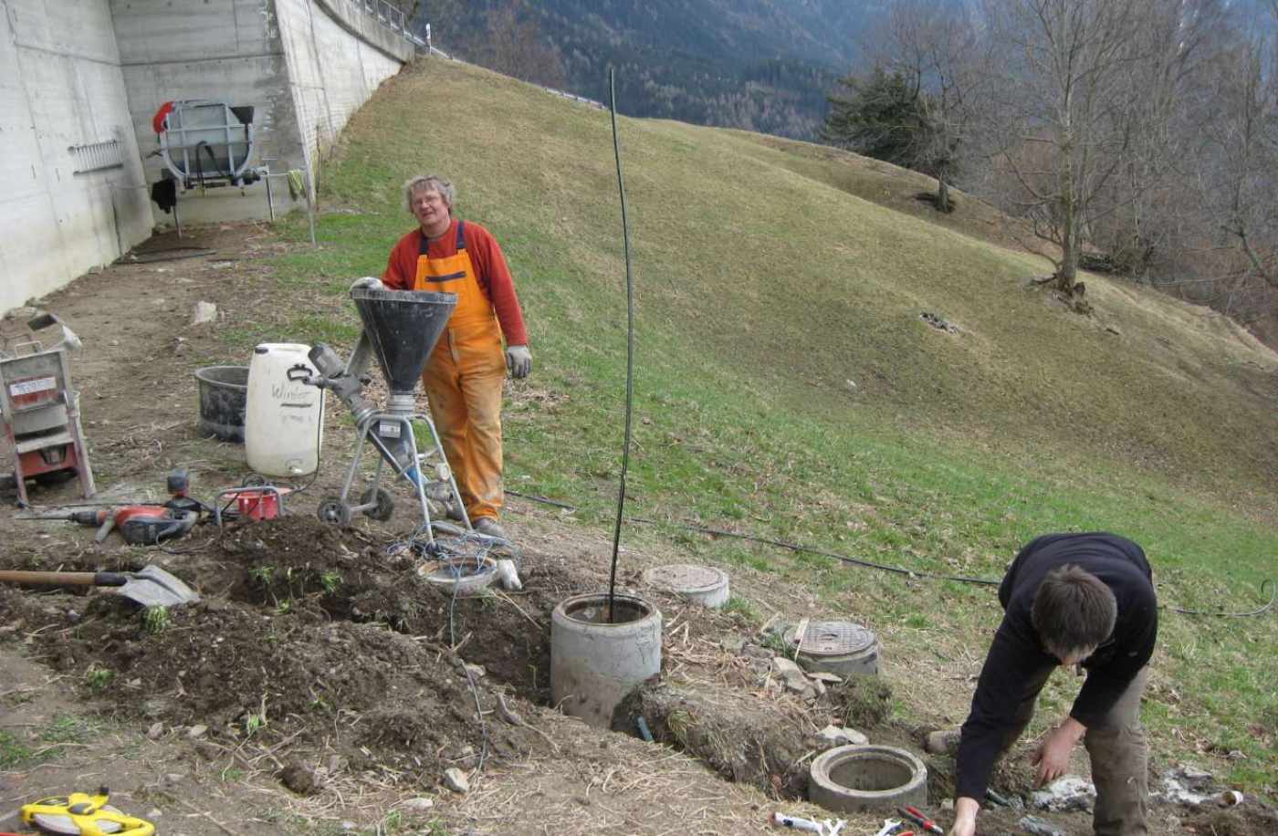 Geotechnische Messungen, Rutschhang Triesenberg, FL, Mehrere Inklinometer, In-Place Inklinometer, Extensometer, Porenwasserdruckgeber, TDR/CSM Kabel und Datalogger verteilt in verschiedenen Orten und Bohrungen